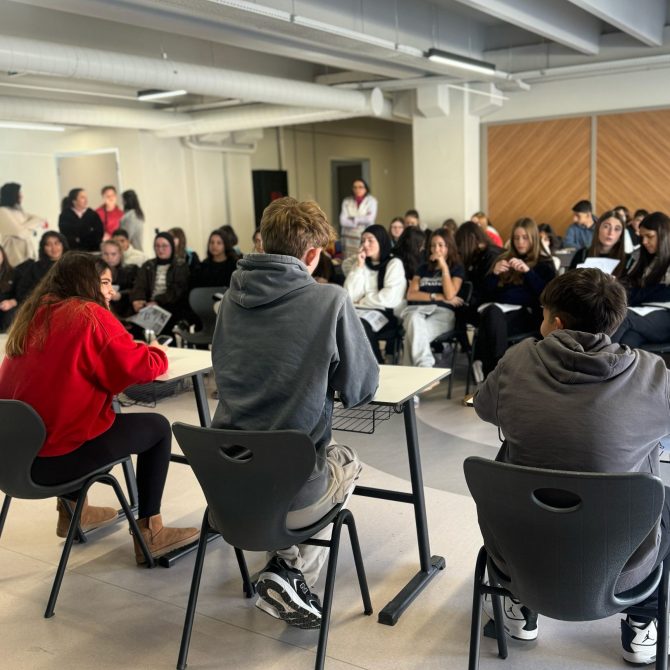 BAYETAV Lisesi PDR Uzmanlığı BAYETAV Lisesi PDR uzmanı öğrenciye kariyer danışmanlığı yapıyor